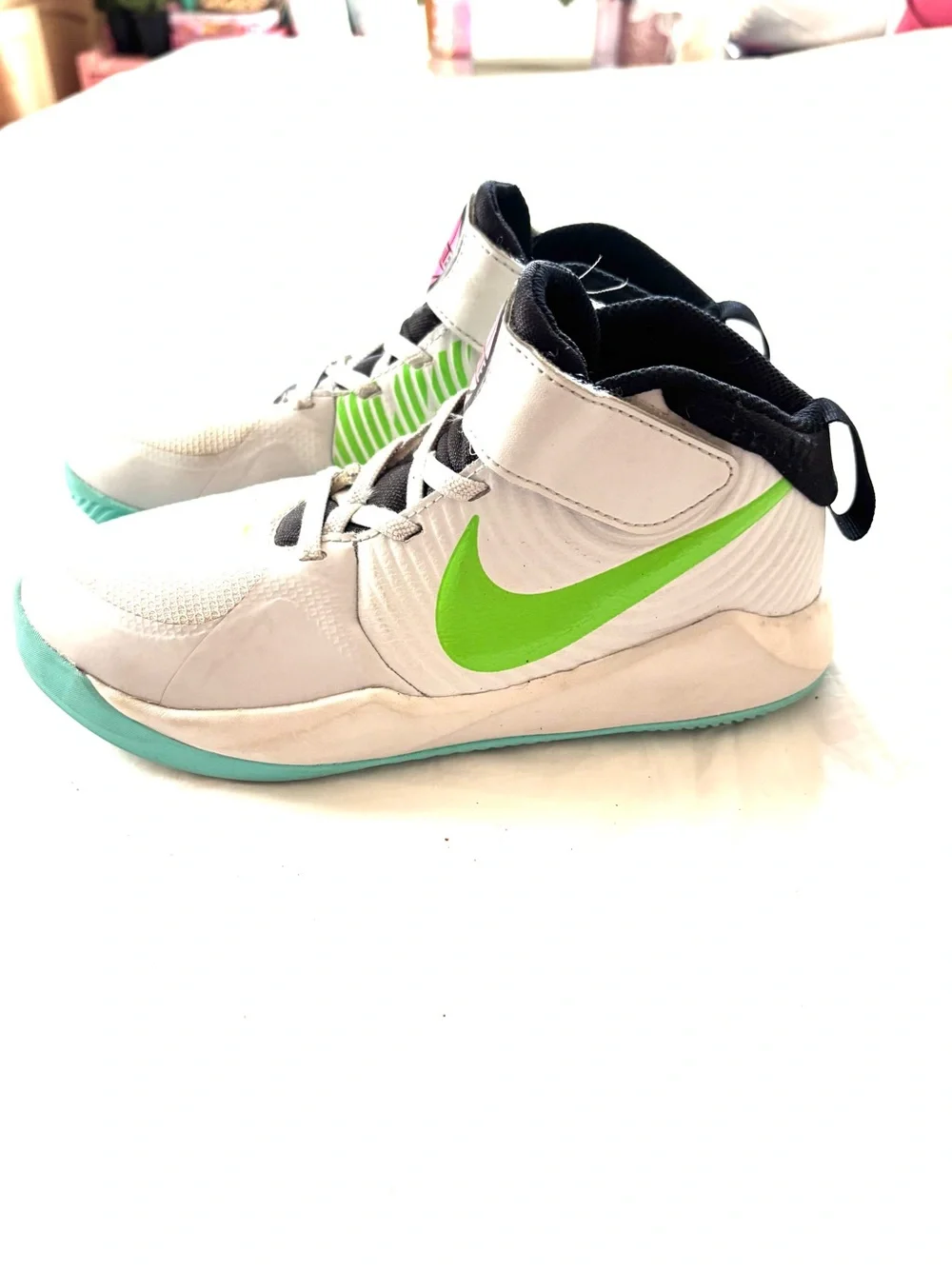 Nike White Green Team D9 Basketball Sneakers SZ 2.5 Youth Worn 1X Indoors